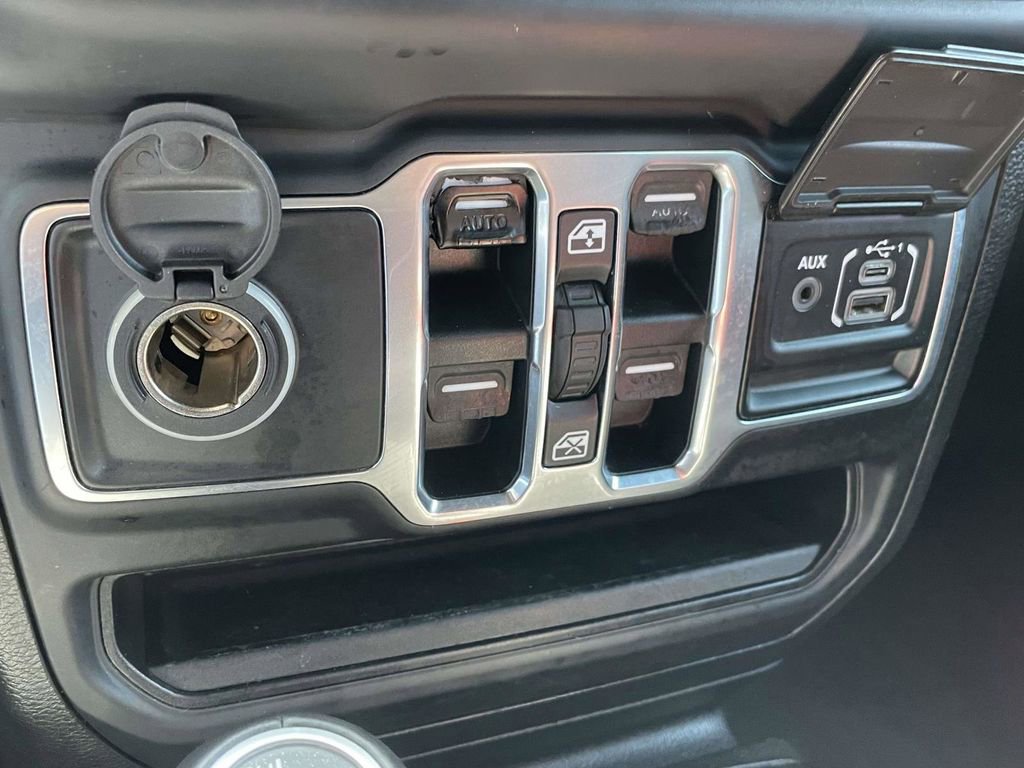 Used 2018 Jeep Wrangler Unlimited Sahara AWD/4WD image 18