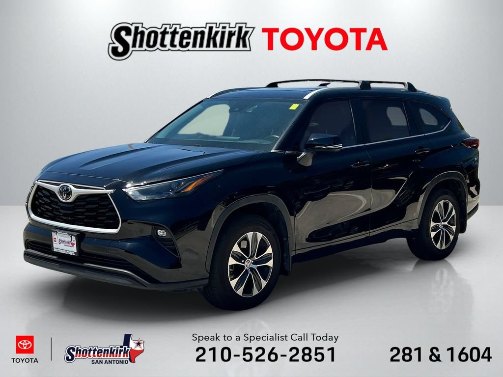 Used 2023 Toyota Highlander XLE FWD image 1