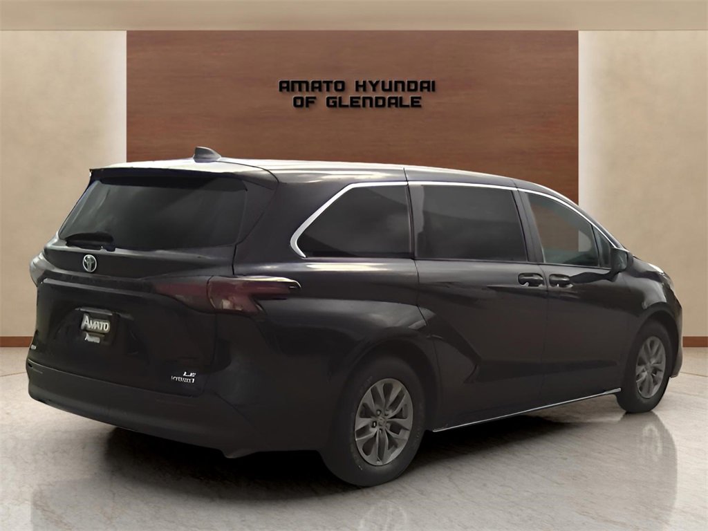 Used 2023 Toyota Sienna LE image 6