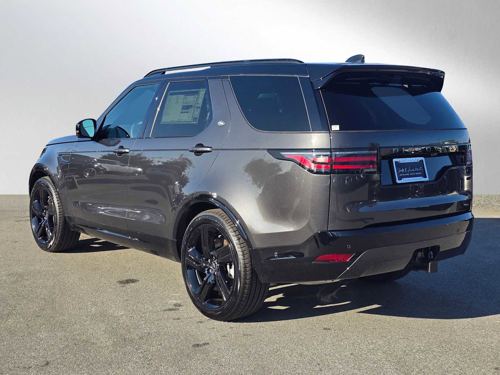 New 2025 Land Rover Discovery Dynamic SE image 3