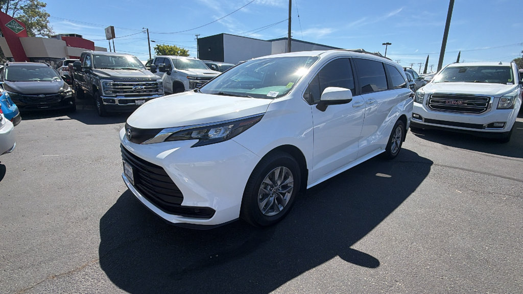 Used 2025 Toyota Sienna LE FWD image 1