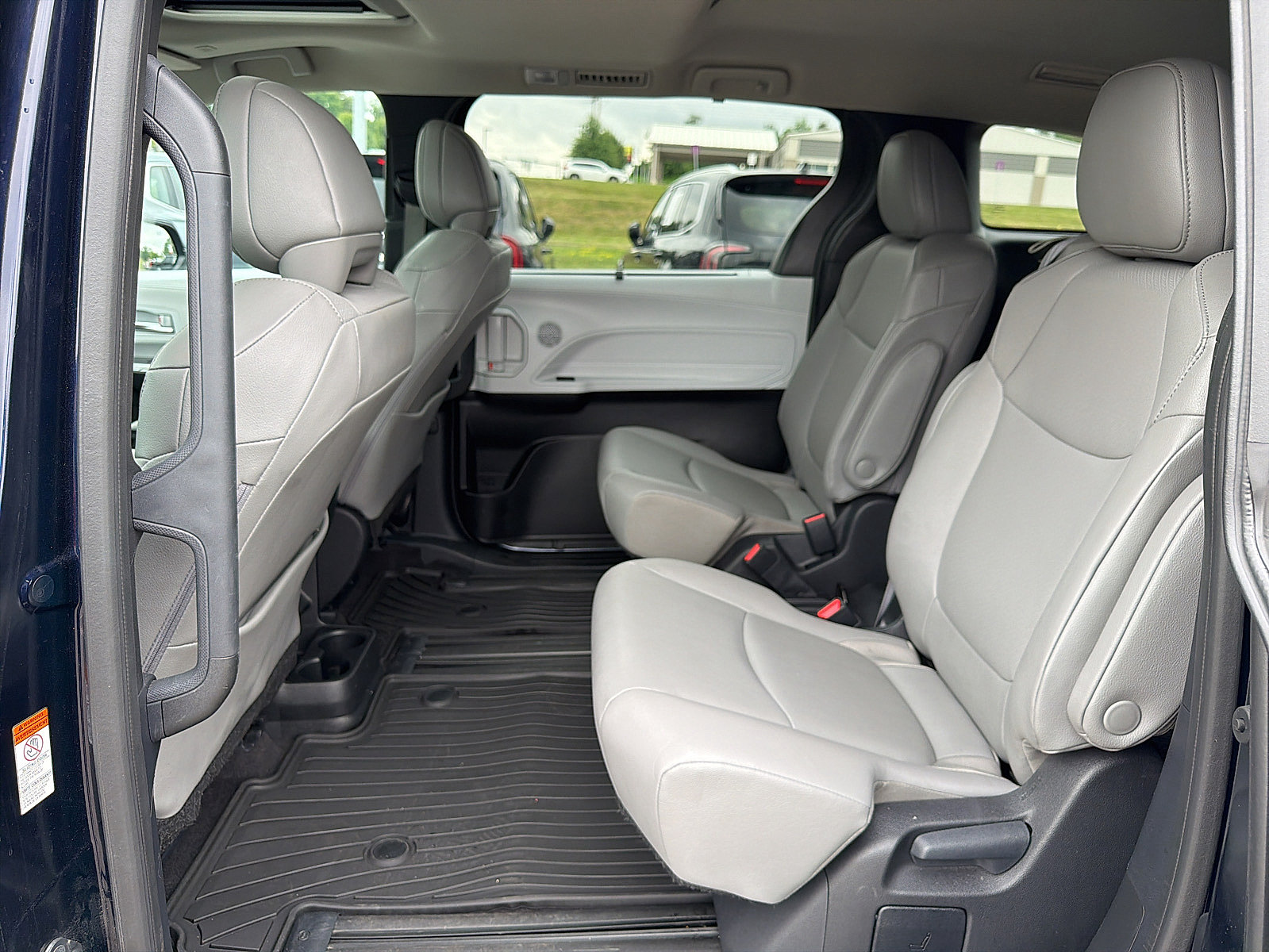 Used 2025 Toyota Sienna XLE FWD image 10