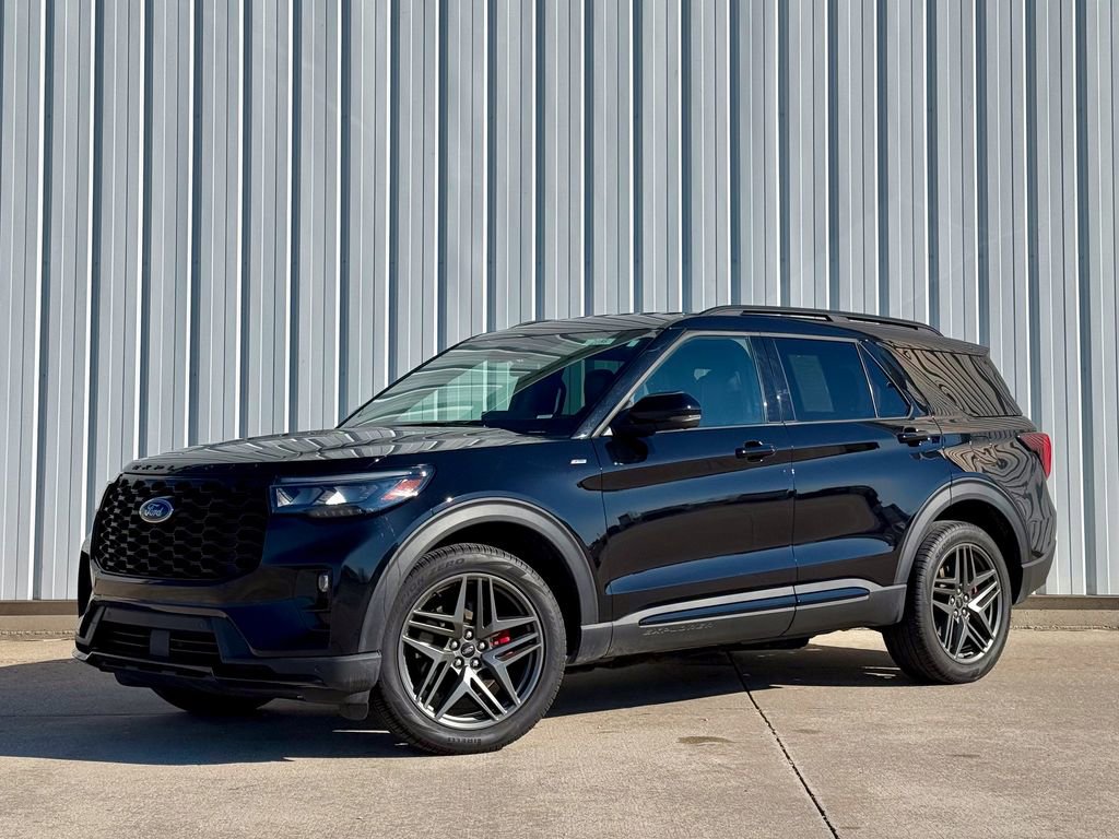 Used 2025 Ford Explorer ST-Line w/ ST-Line Street Pack image 2