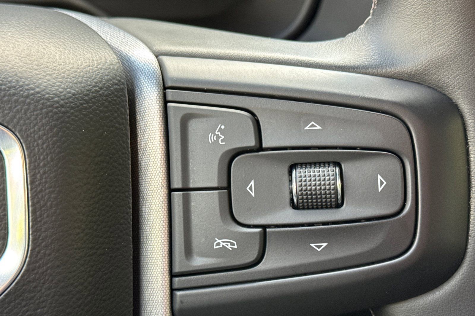 Used 2024 GMC Yukon SLT image 39