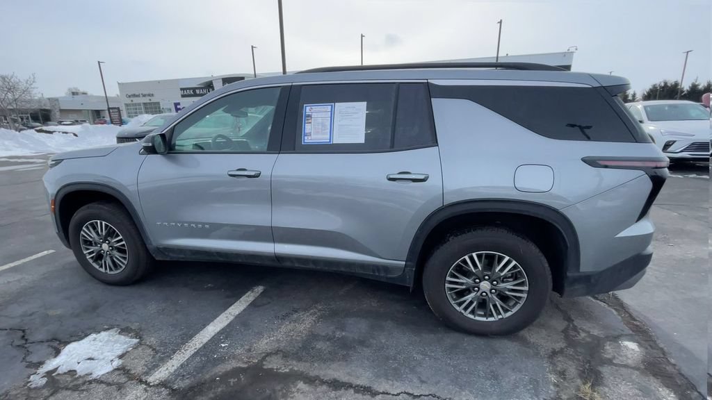 Used 2025 Chevrolet Traverse LT FWD image 7