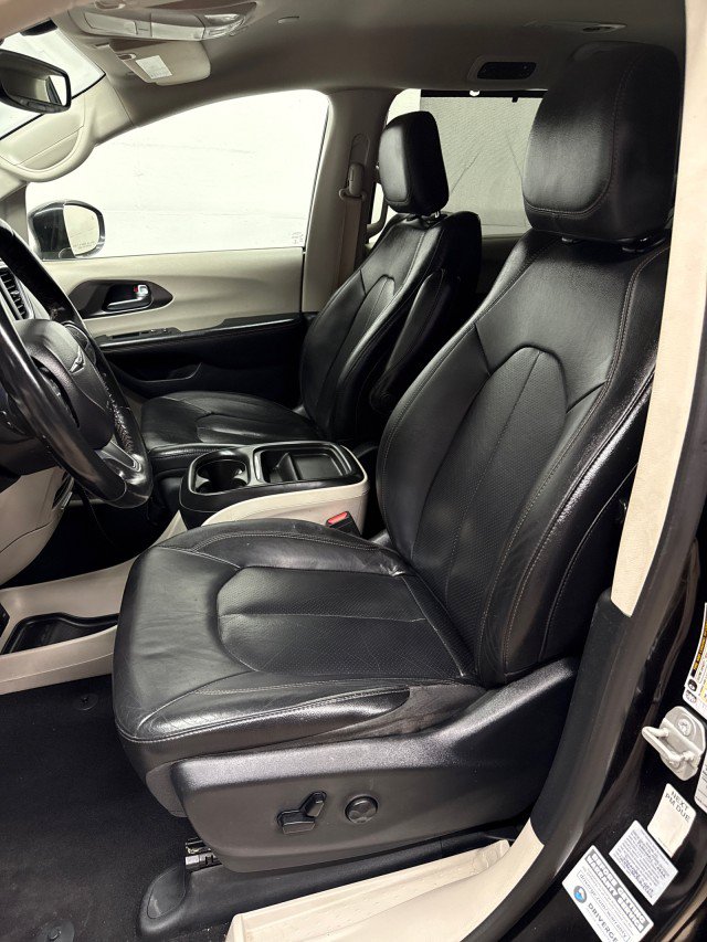 Used 2020 Chrysler Pacifica Touring-L FWD image 37