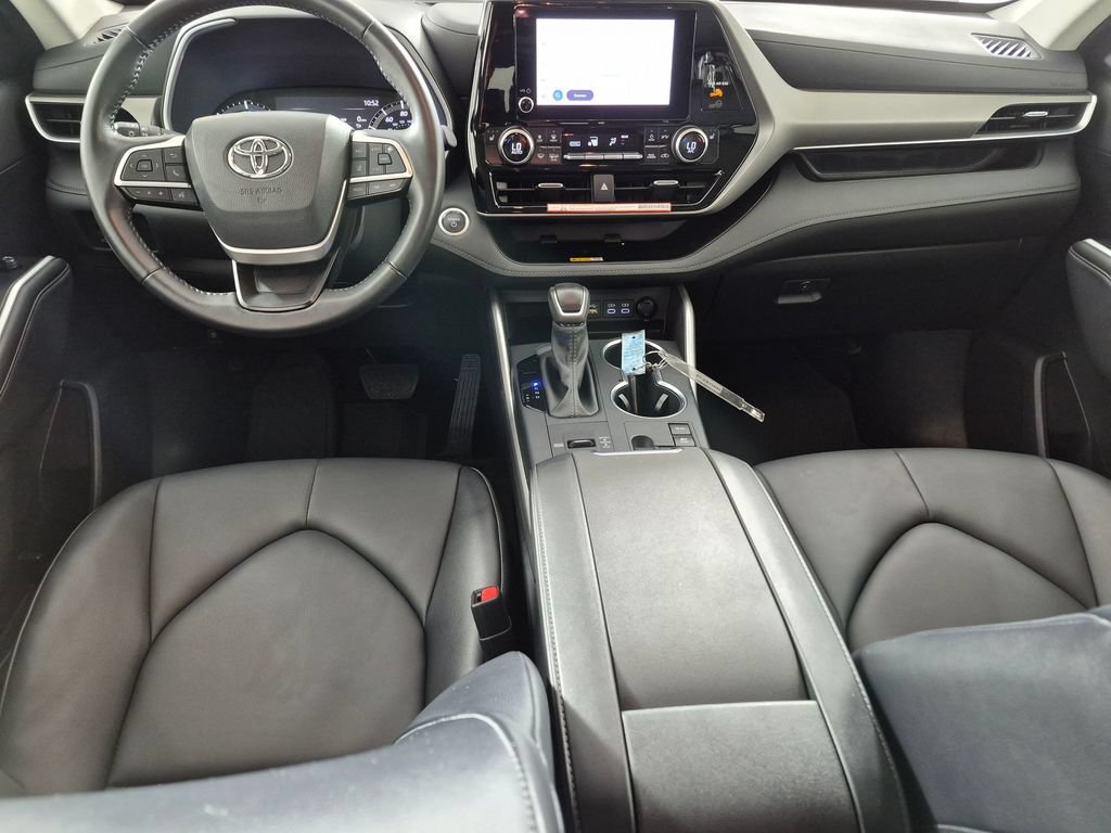 Used 2025 Toyota Highlander XLE AWD/4WD image 23