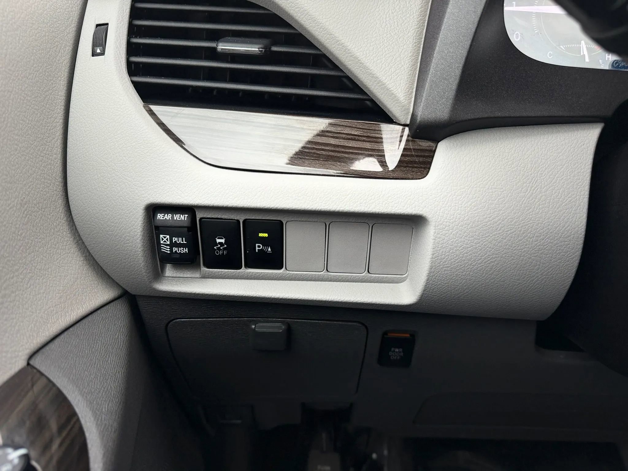 Used 2018 Toyota Sienna XLE w/ XLE Navigation Package FWD image 29