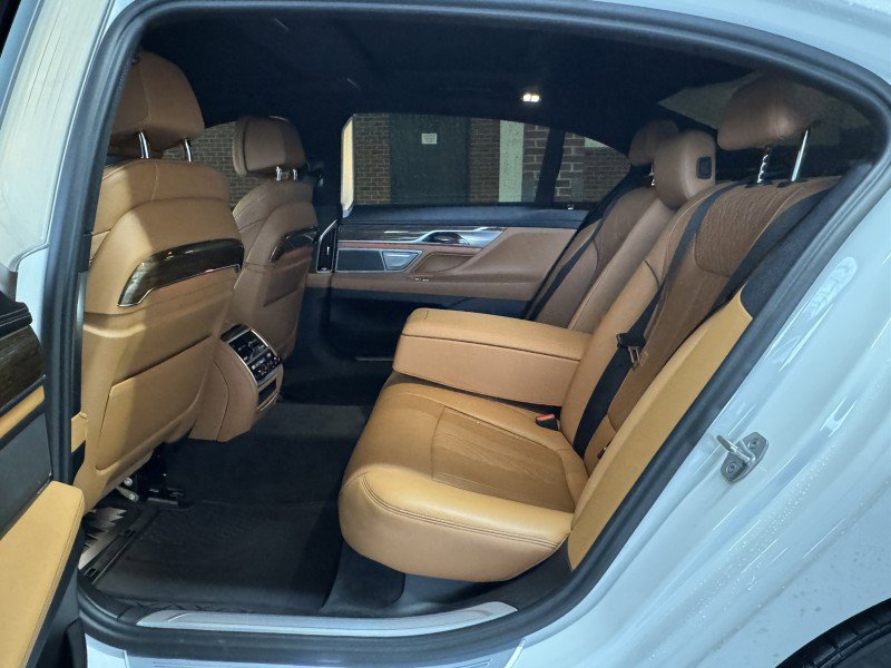 Used 2018 BMW 750i xDrive image 37