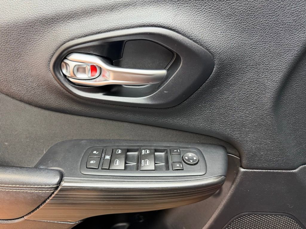 Used 2016 Jeep Cherokee Latitude w/ Cold Weather Group image 19