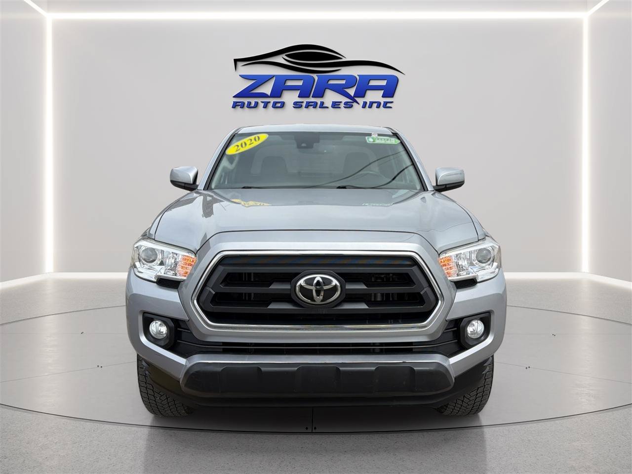 Used 2020 Toyota Tacoma SR5 w/ Blackout Package AWD/4WD image 2