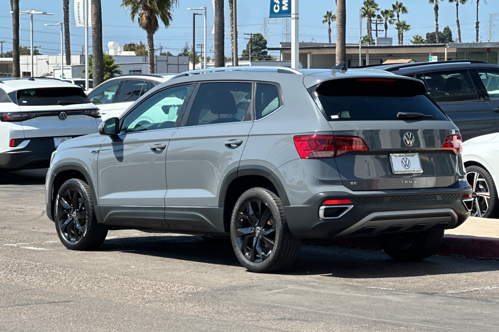 Used 2023 Volkswagen Taos SE w/ Panoramic Sunroof Package FWD image 6