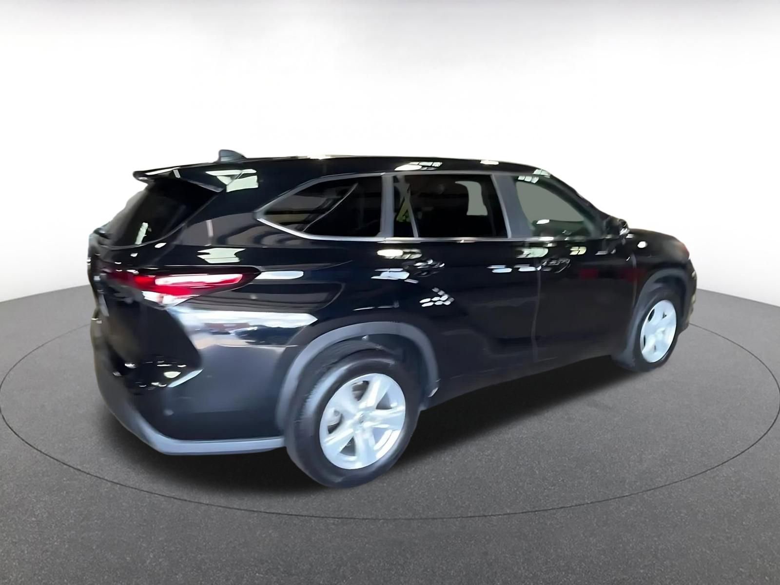 Used 2025 Toyota Highlander LE FWD image 15