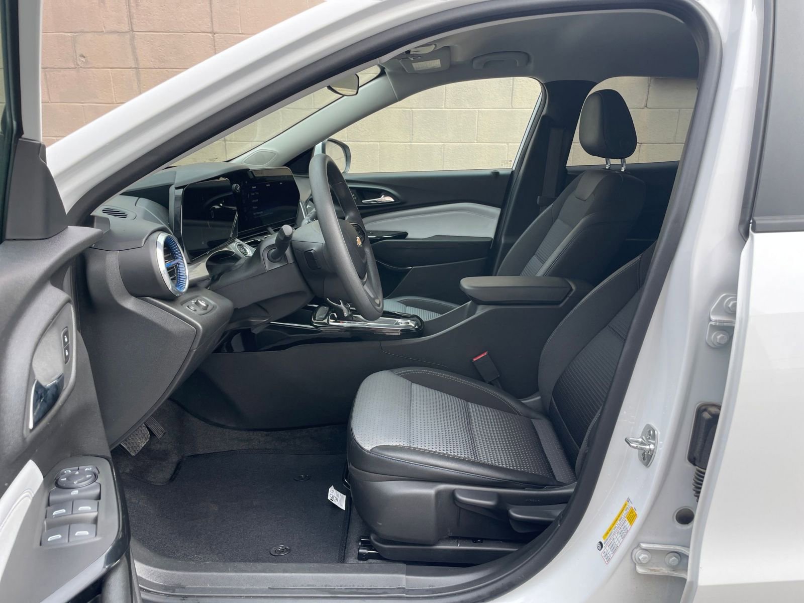 Used 2025 Chevrolet Trax LT image 25