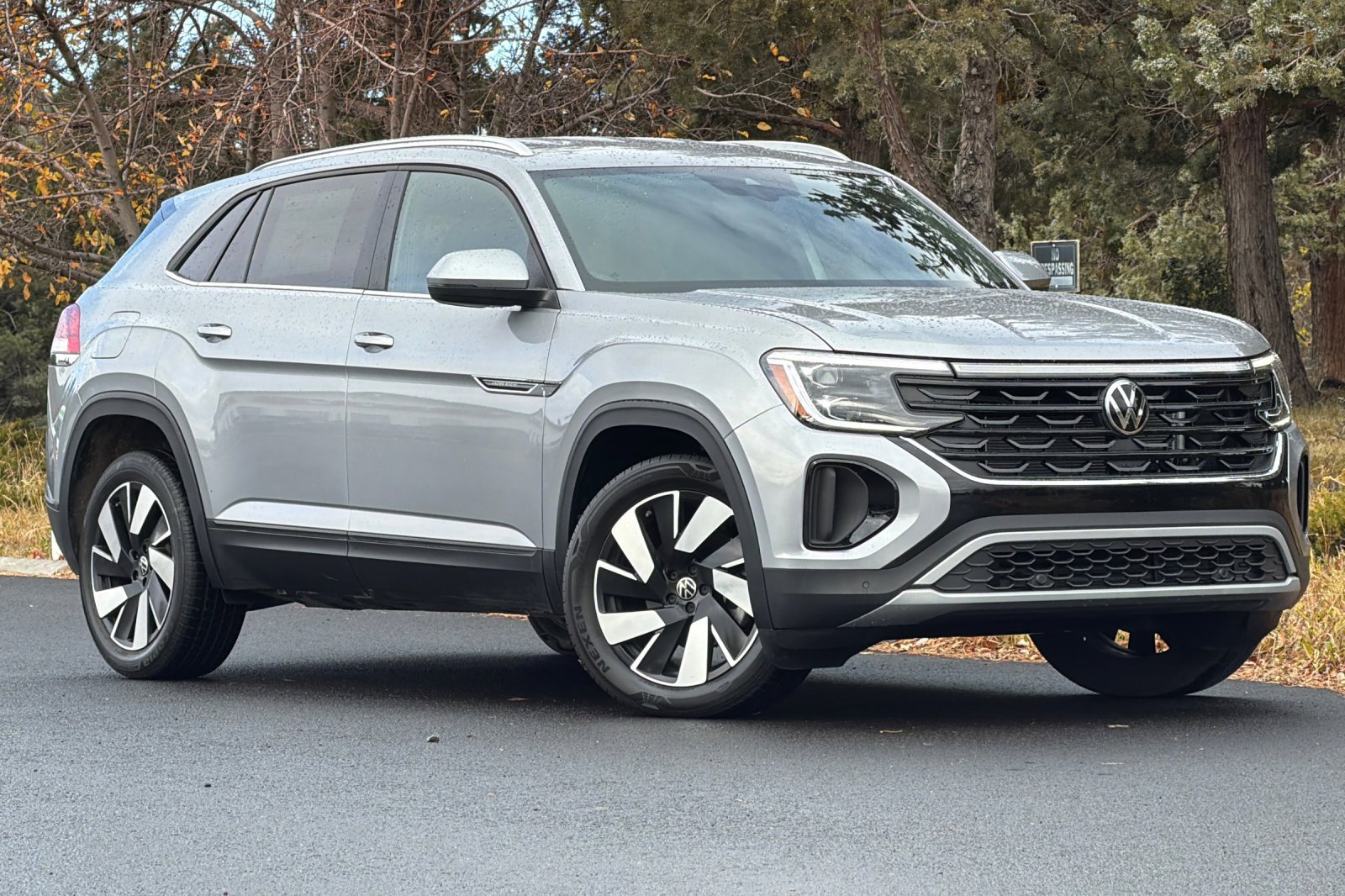 Used 2024 Volkswagen Atlas Cross Sport SE image 2