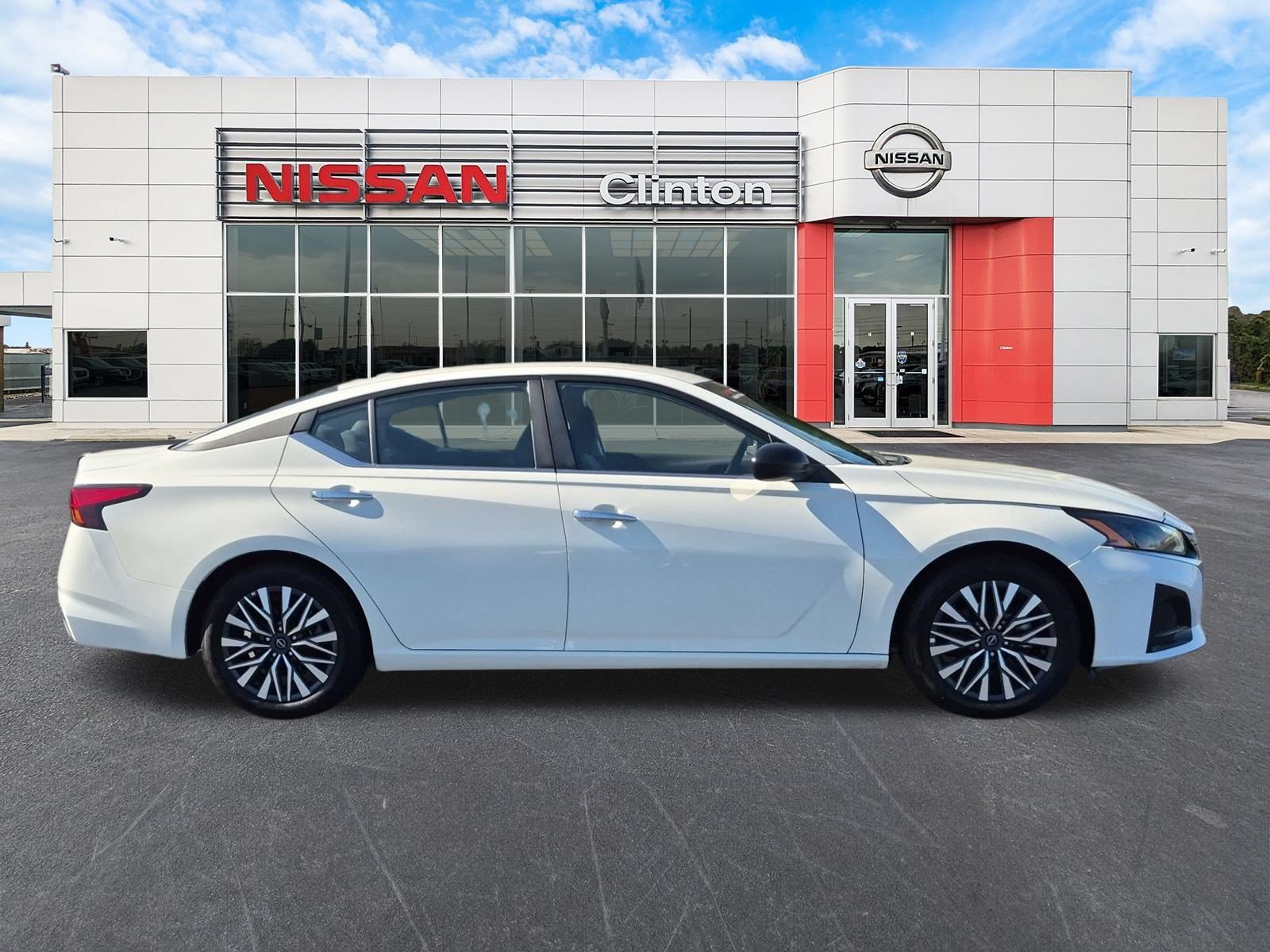 Used 2025 Nissan Altima 2.5 SV FWD image 2