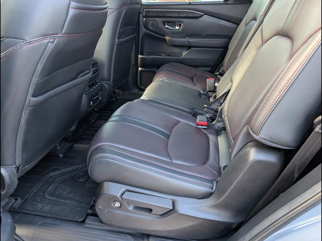 Used 2025 Honda Pilot Black Edition image 13