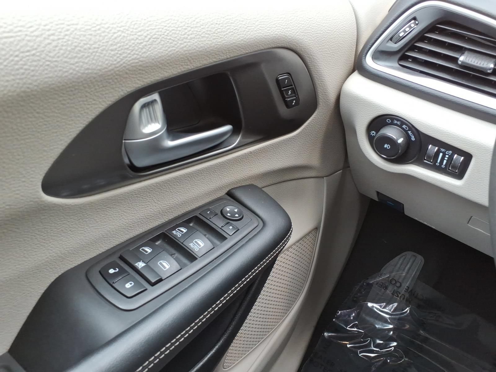 Used 2024 Chrysler Pacifica Touring-L FWD image 24