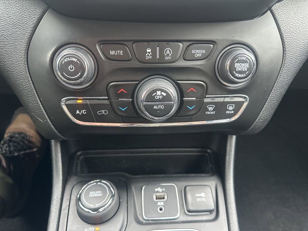 Used 2021 Jeep Cherokee Limited image 23