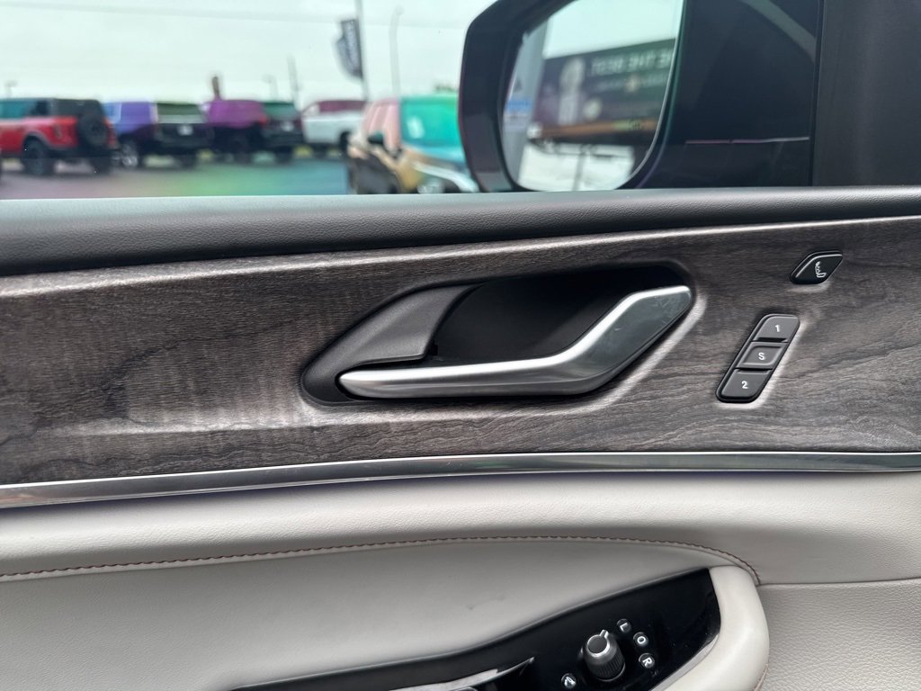 Used 2022 Jeep Grand Cherokee Overland w/ Luxury Tech Group IV image 13