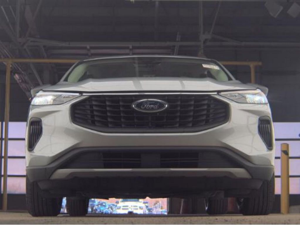 Used 2023 Ford Escape Active w/ Tech Pack #1 FWD image 3