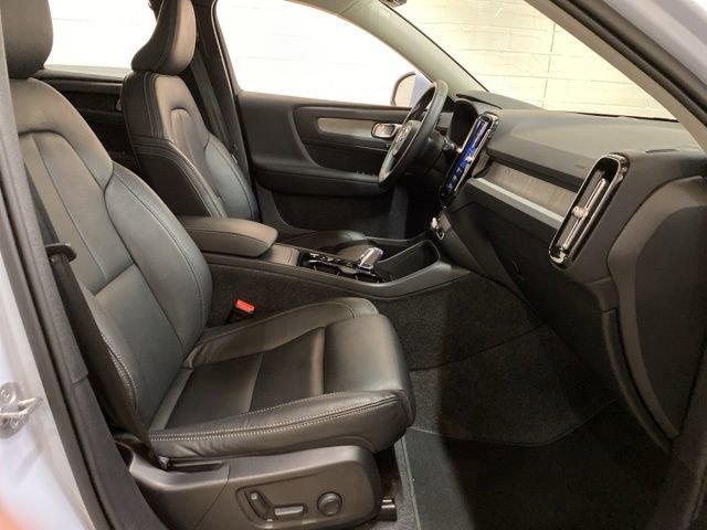Used 2025 Volvo XC40 B5 Plus AWD/4WD image 26