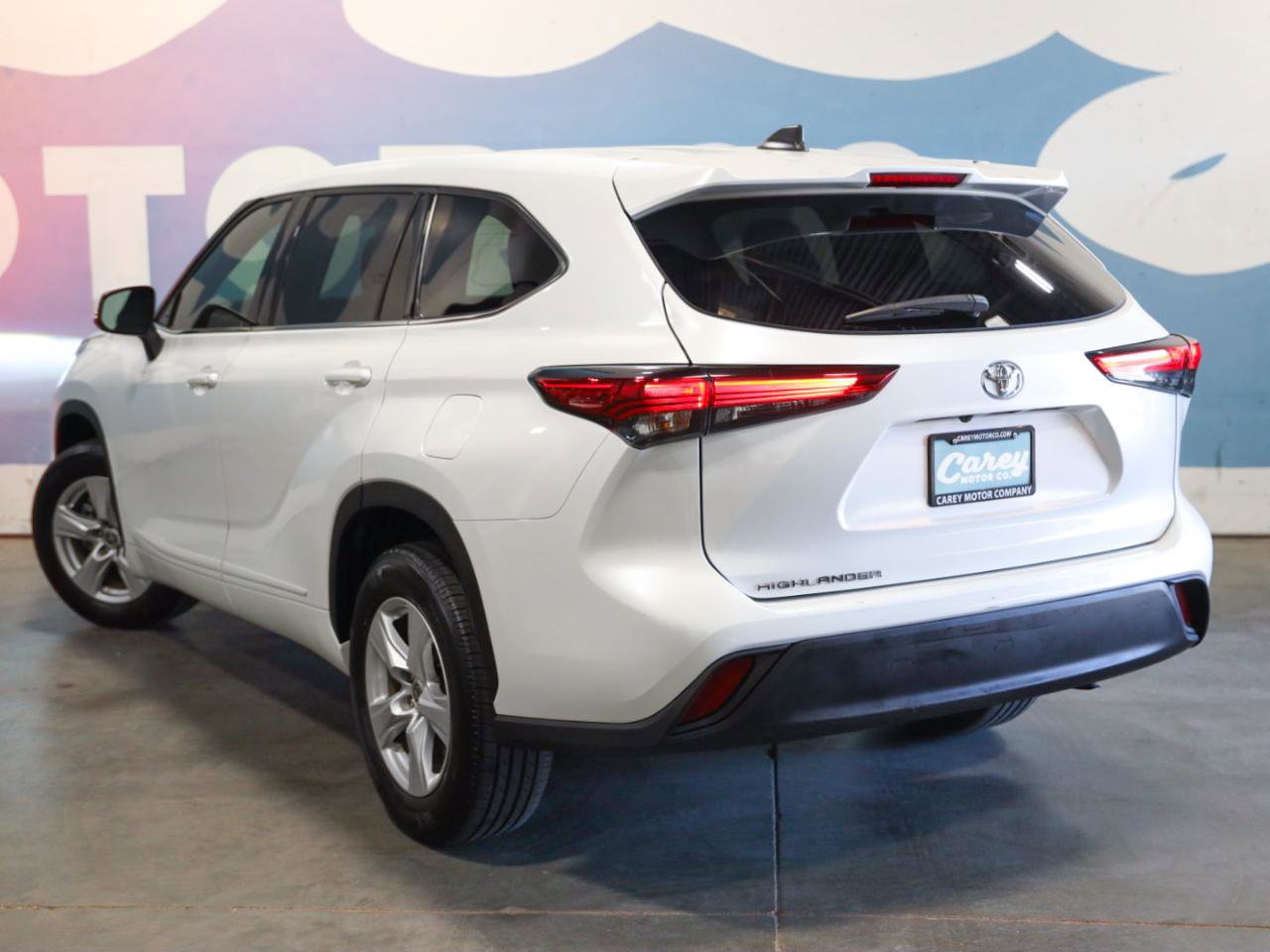 Used 2022 Toyota Highlander L image 2