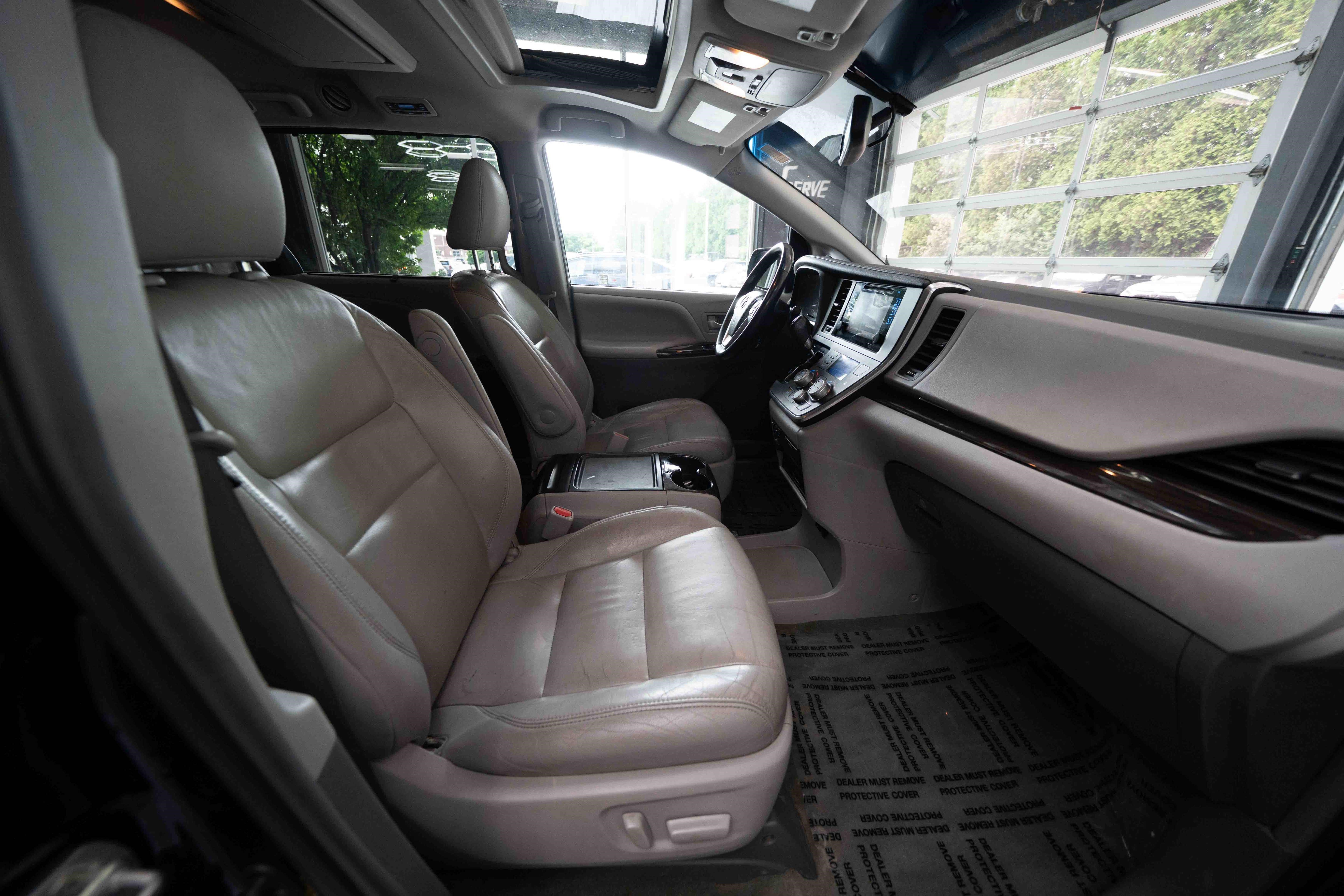 Used 2017 Toyota Sienna XLE Premium FWD image 28