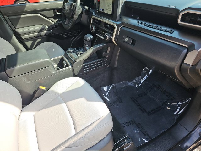 Certified 2025 Toyota Tacoma SR5 AWD/4WD image 33
