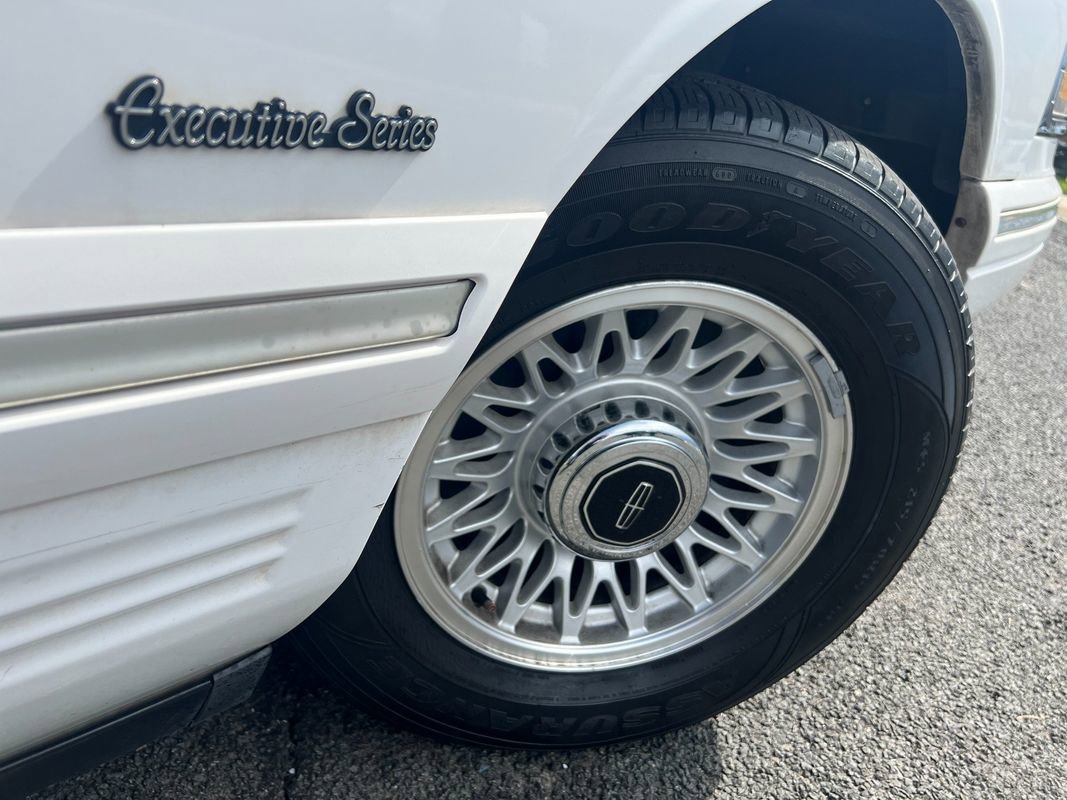 Used 1997 Lincoln Town Car Executive image 8