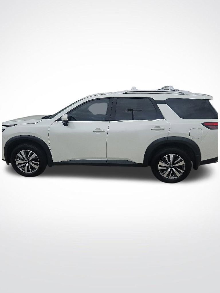 Used 2024 Nissan Pathfinder SL w/ Black Appearance Package FWD image 11