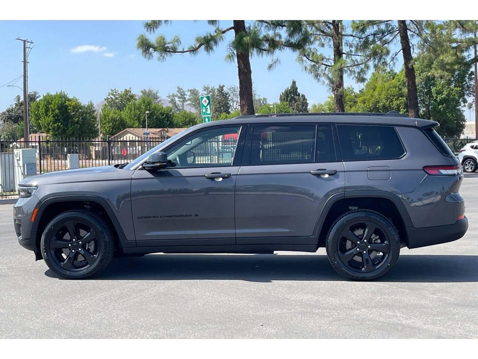 Used 2022 Jeep Grand Cherokee L Laredo RWD image 2