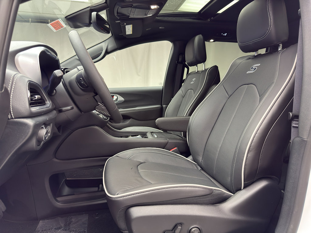 New 2026 Chrysler Pacifica Limited w/ S Appearance Package image 7