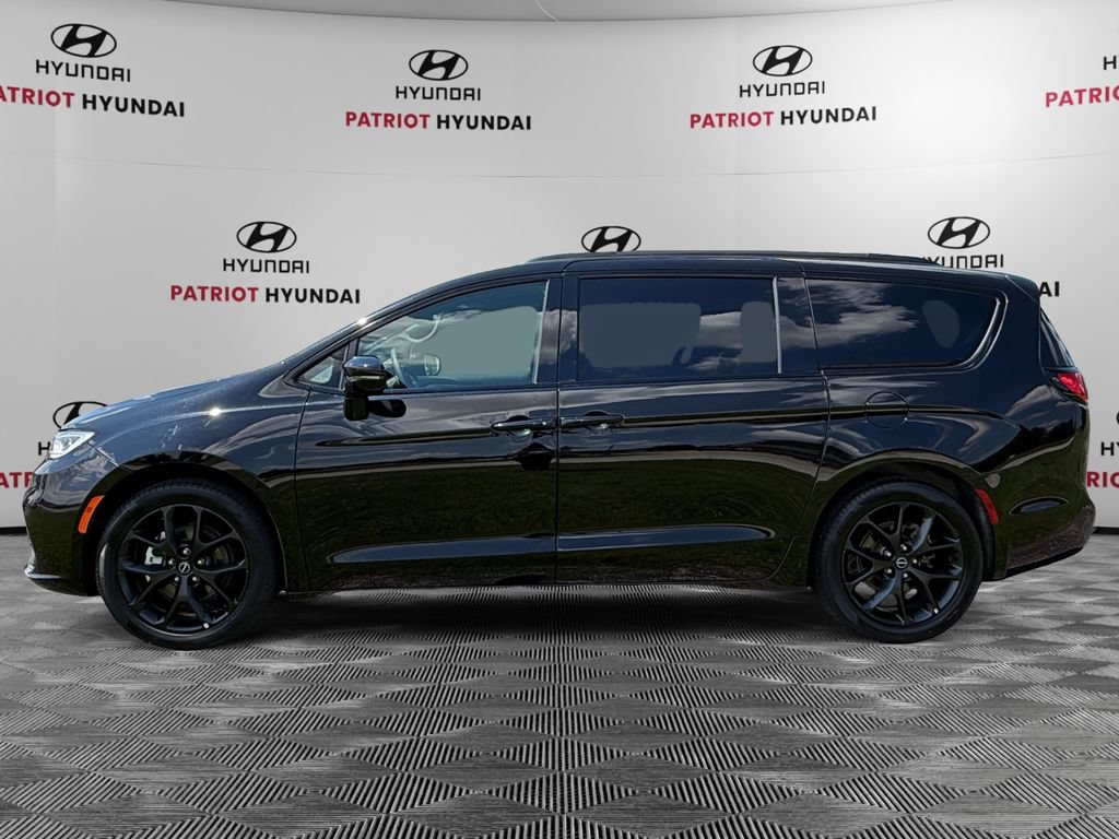 Used 2025 Chrysler Pacifica Limited FWD image 6