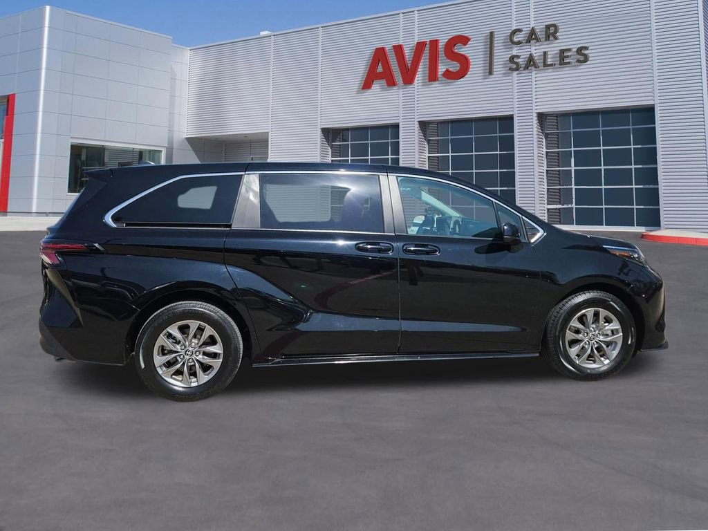 Used 2025 Toyota Sienna LE image 7