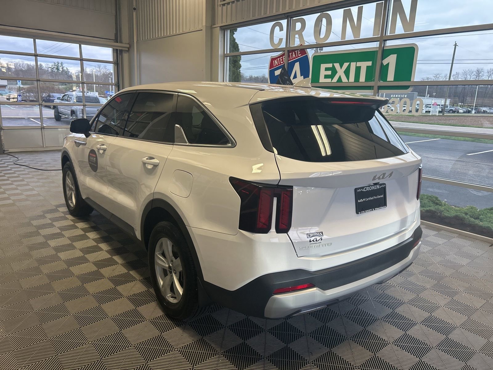 Used 2025 Kia Sorento LX image 4