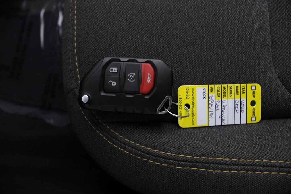 Used 2025 Jeep Wrangler Unlimited Sahara AWD/4WD image 7