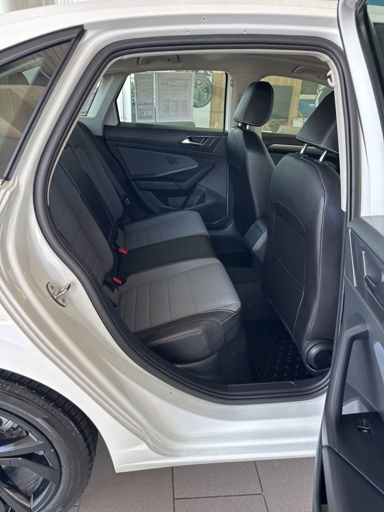 Used 2025 Volkswagen Jetta SE w/ Sunroof Package FWD image 7
