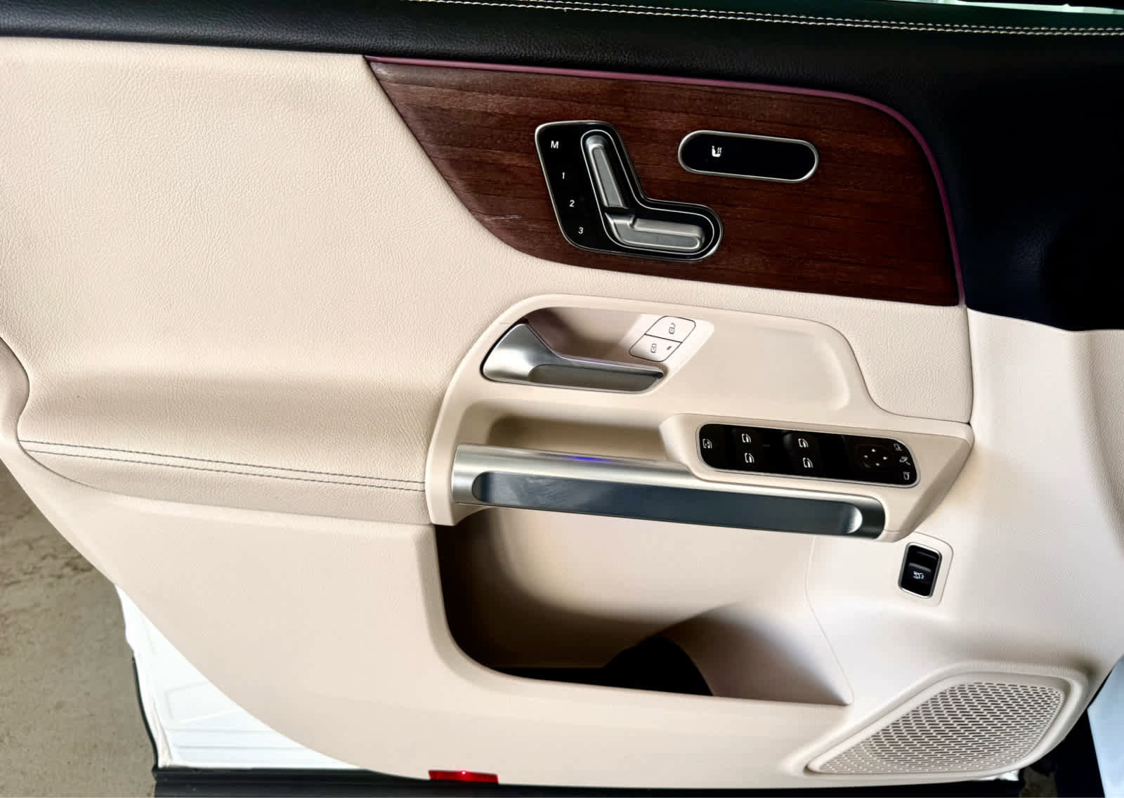 Used 2023 Mercedes-Benz GLB 250 4MATIC image 9