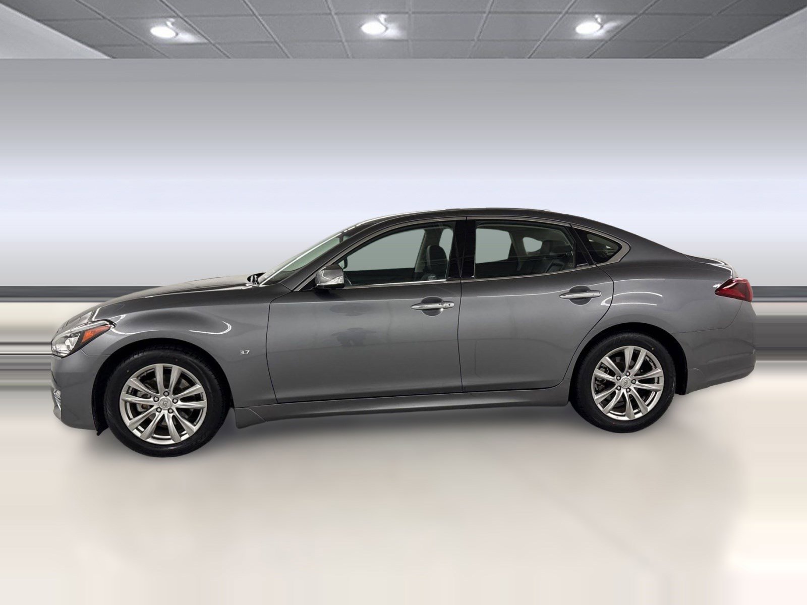Used 2019 INFINITI Q70 Luxe image 2