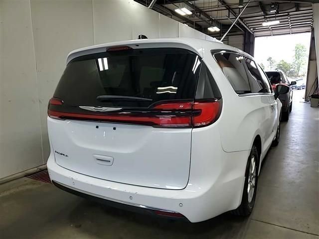 Used 2023 Chrysler Pacifica Touring-L image 2