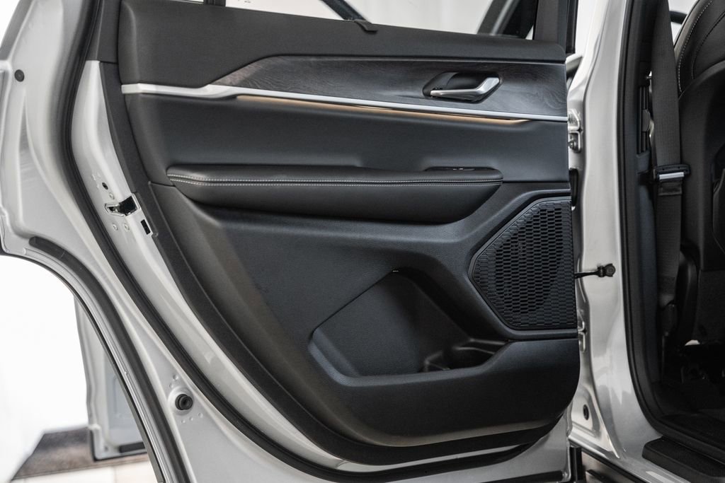 New 2025 Jeep Grand Cherokee L Limited w/ Luxury Tech Group II image 38