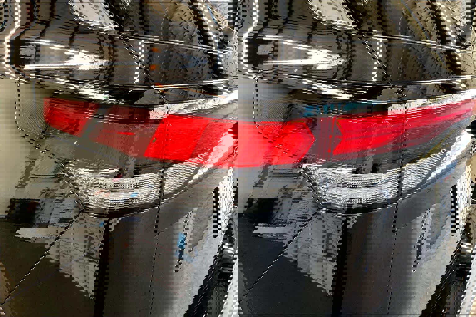 Used 2025 Volkswagen Tiguan SE image 32