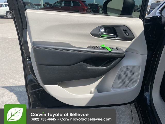 Used 2023 Chrysler Pacifica Touring-L image 18