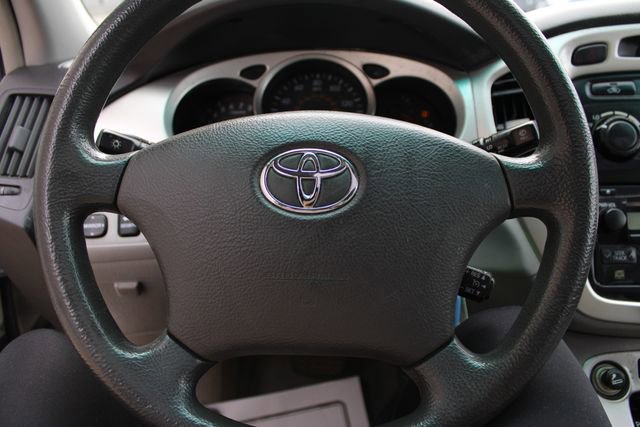 Used 2005 Toyota Highlander 4WD V6 w/ 3rd Row image 7