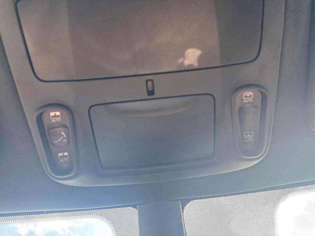 Used 2025 Chrysler Pacifica Limited FWD image 55