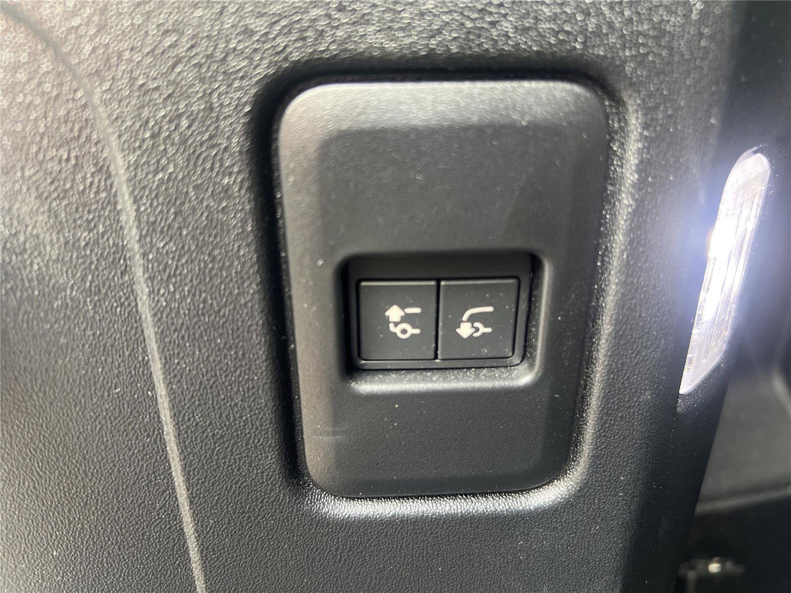 Used 2024 Land Rover Defender 110 V8 AWD/4WD image 34