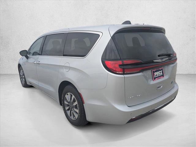 Used 2024 Chrysler Pacifica Limited FWD image 8