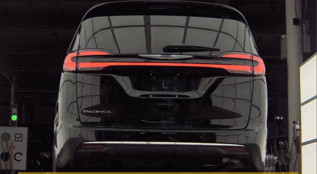 Used 2024 Chrysler Pacifica Touring-L image 7