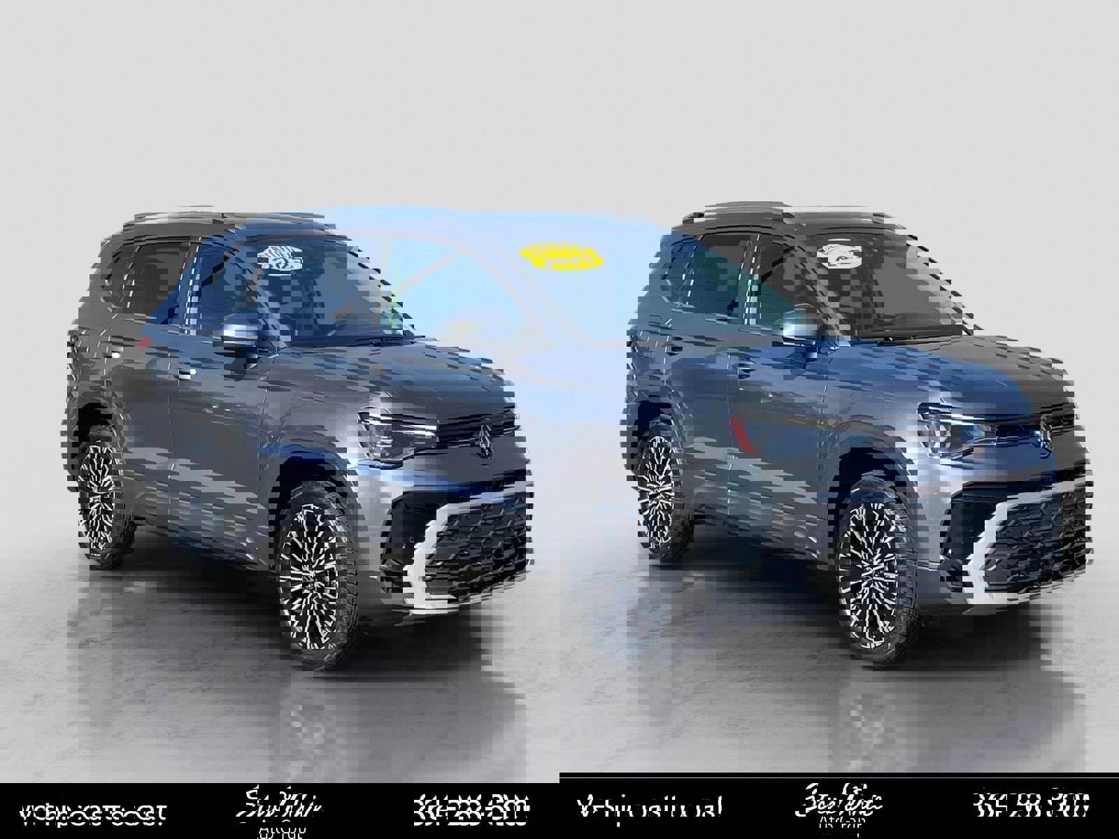 Used 2025 Volkswagen Taos SE w/ Panoramic Sunroof Package FWD image 1